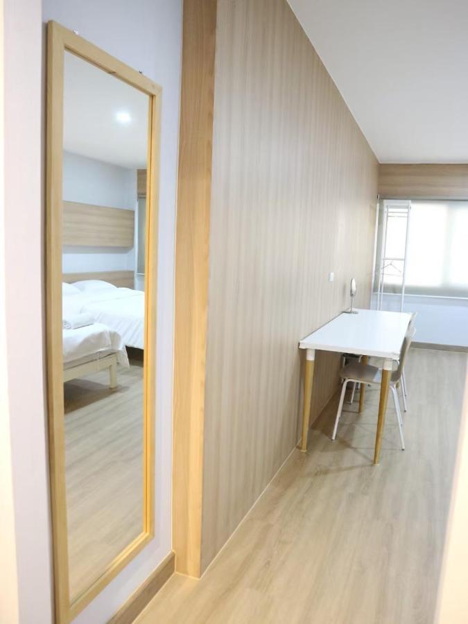 Boon Street Hostel Bangkok Exterior foto